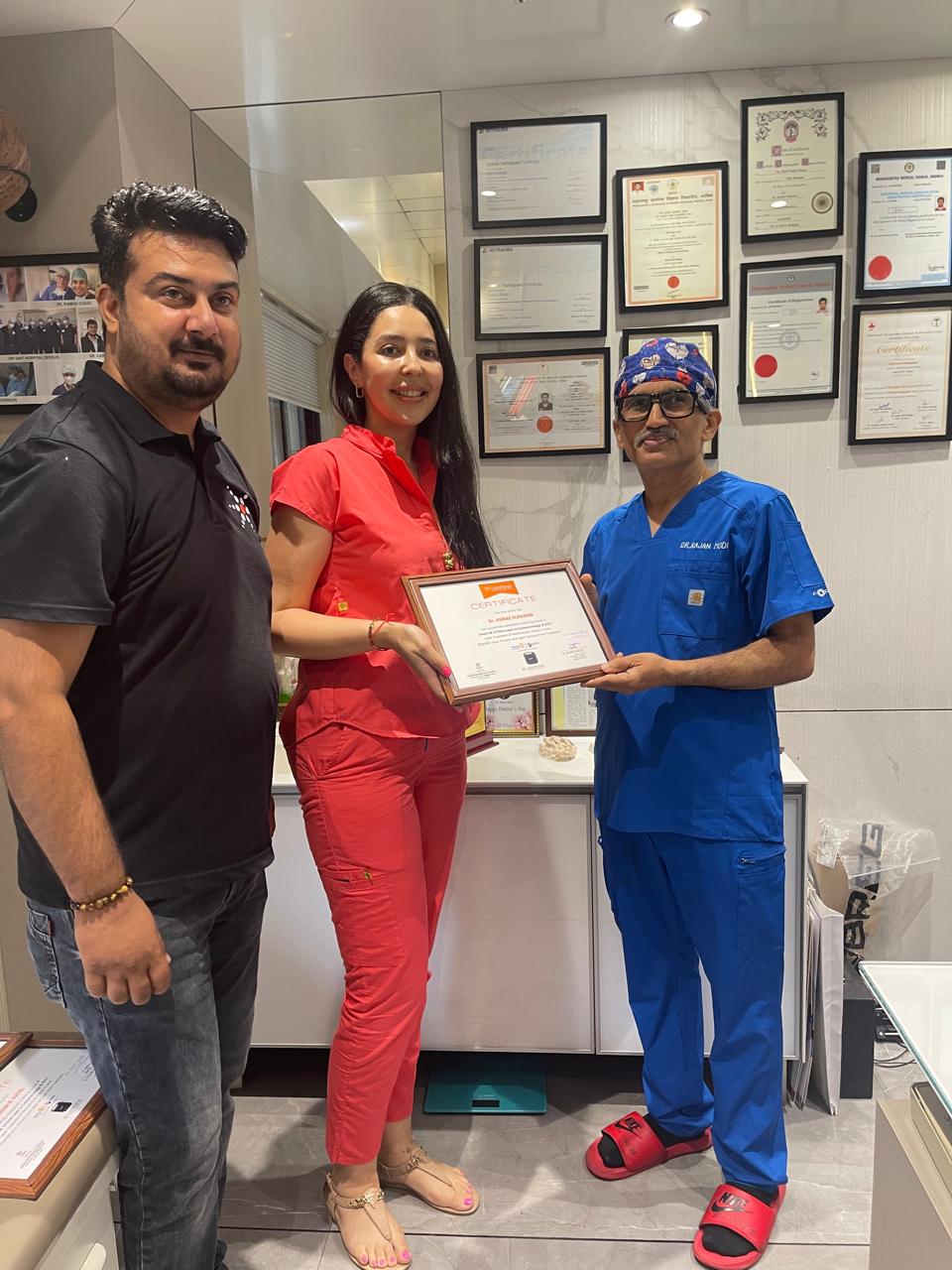 Dr. Rajan Modi – Expert Laparoscopic Surgeon giving certificate